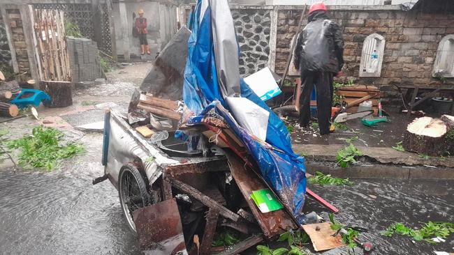 Penjual Mi Ayam di Bogor Terluka Usai Tertimpa Dahan Pohon Tumbang