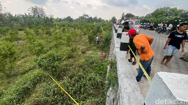 Geger Mayat Pria Berhelm Merah Ditemukan Warga di Kebun Jeruk Mojokerto