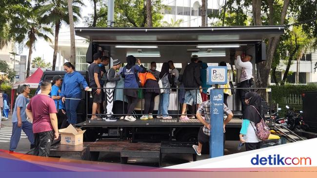 Polisi Bagikan 300 Porsi Sarapan Gratis di CFD, Warga: Nasi Gorengnya Enak