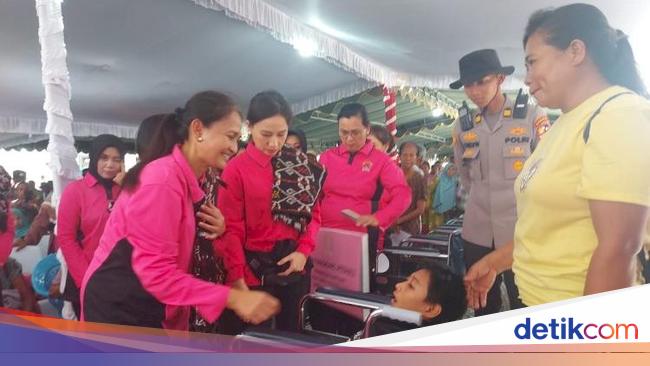 Ketum Bhayangkari Gelar Baksos di Soe dan Rote Ndao NTT Bikin Warga Terharu