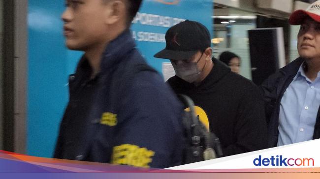 2 Tersangka Mafia Akses Judol Komdigi Tiba di Bandara Soekarno-Hatta