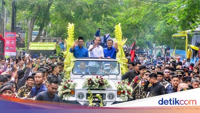 Blusukan di Purwokerto, Jokowi & Luthfi-Yasin Bagi-bagi Kaus ke Warga