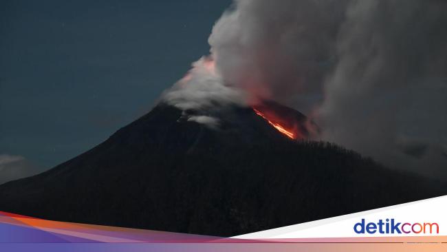 Gunung Lewotobi Gugurkan Awan Panas 1 Km