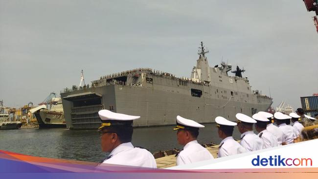 Melihat Megahnya Kapal HMAS Adelaide Milik ADF yang Sandar di Tanjung Priok