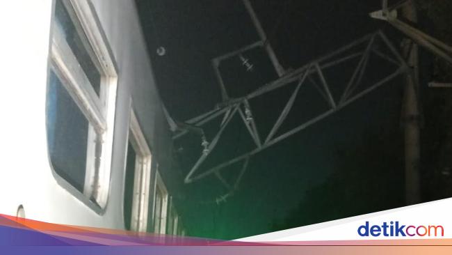 Tiang LLA Miring Bikin KA Gumarang Tersangkut Diduga Akibat Pencurian Kabel