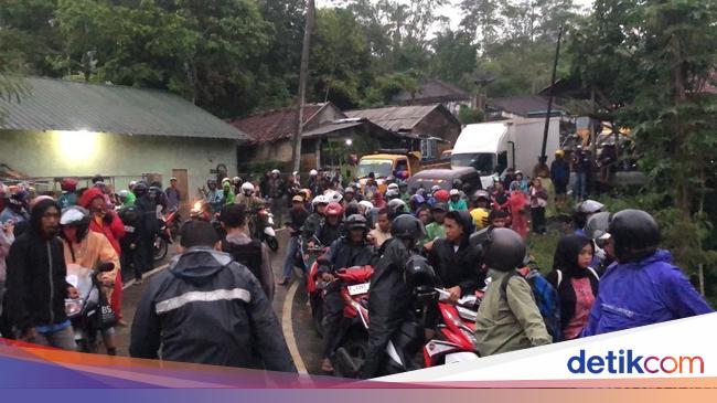 Lalu Lintas Sempat Macet 2 Km Imbas Longsor Tutupi Akses Sukabumi-Sagaranten