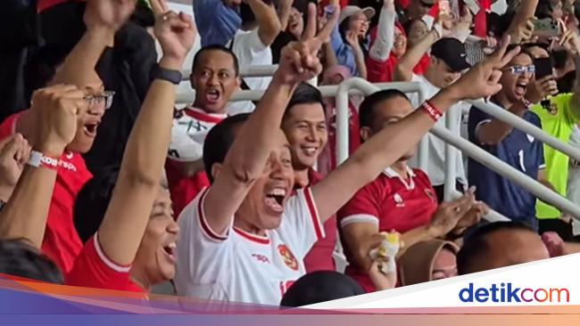 Momen Jokowi Nonton Timnas Indonesia Vs Arab Saudi Pakai Jersey Thom Haye