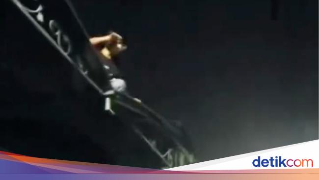 Viral Maling Motor Naik Atap Rumah Warga di Jaktim Berujung Dikeroyok