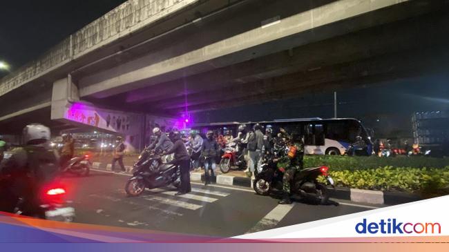 Bus Transjakarta Sempat Tersendat saat Tawuran di Klender Jaktim Pecah