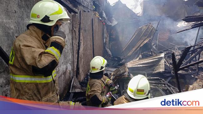 Kebakaran Rumah di Johar Baru Jakpus, 18 Mobil Damkar Dikerahkan