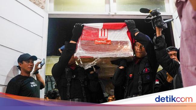 Kapolri Beri Kenaikan Pangkat Luar Biasa Anumerta ke AKP Ulil Ryanto Anshari