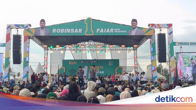 Kampanye Akbar, Cawalkot Robinsar Janji Kerja Nyata ke Warga Cilegon