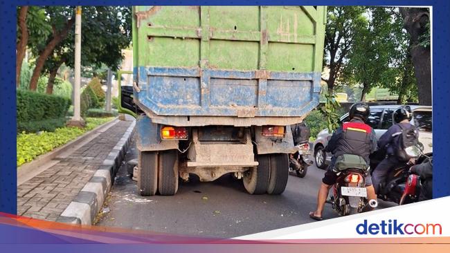 Truk Mogok di TB Simatupang, Lalin Arah Ragunan Macet