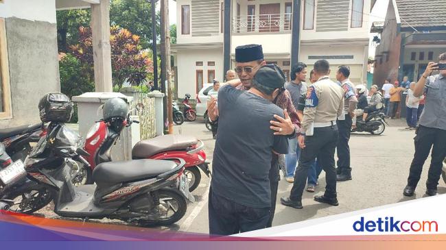 Tangis Cabup Ciamis Saat Nyoblos Usai Cawabup Meninggal di Masa Tenang