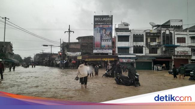Banjir Juga Rendam Simpang Kampung Lalang Medan, Banyak Motor Mogok