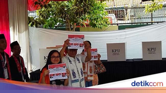 Pramono Bareng Anak-Istri Nyoblos di TPS 046 Cipete Jaksel