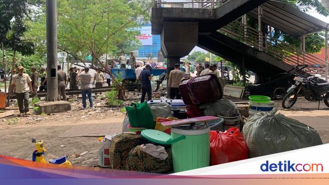 Warga Kolong Tol Angke Senang Direlokasi ke Rusun: Dulu Bohong, Cuman Cerita