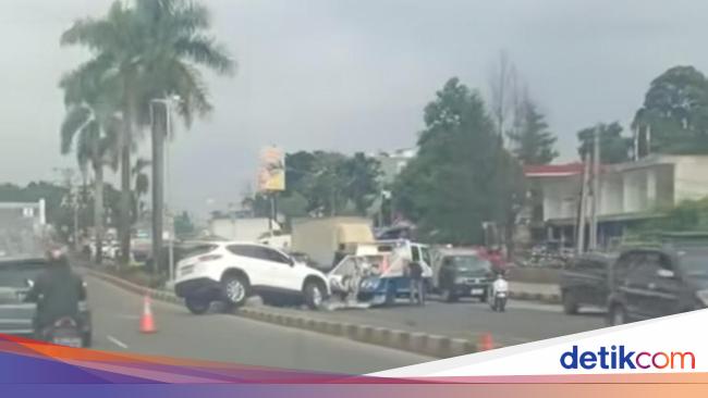 Mobil Tabrak Pembatas Jalan di Sentul Gegara Pengemudi Tidak Konsentrasi