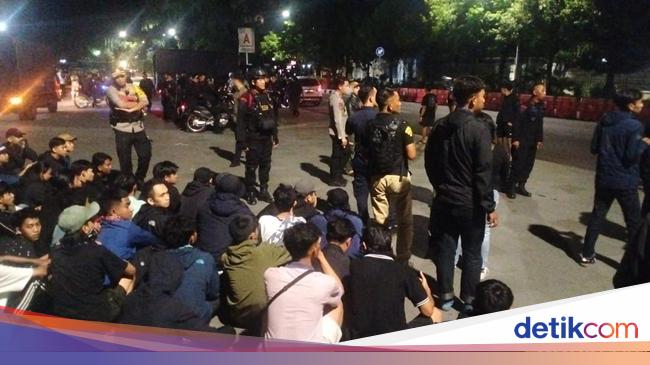 Laga PSS Vs Persib di Manahan Solo Berujung Ricuh Antarsuporter - detik | Arenanews-1