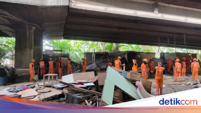 Ratusan Petugas Bersihkan Kolong Tol Angke Usai Warga Direlokasi