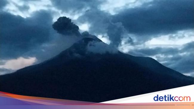 Gunung Lewotobi Meletus Pagi Ini, Semburkan Abu Setinggi 300 Meter