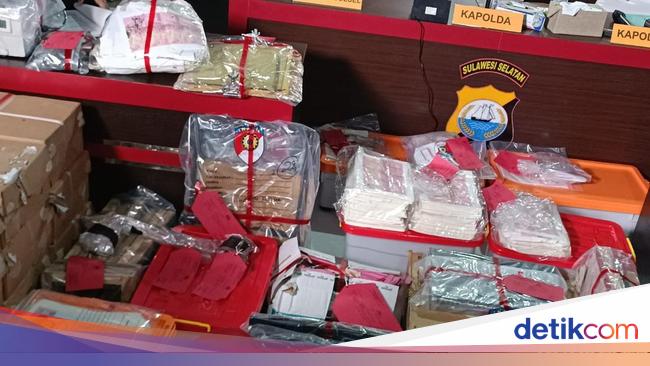 Barang Bukti Kasus Uang Palsu UIN Makassar Capai Ratusan Triliun!