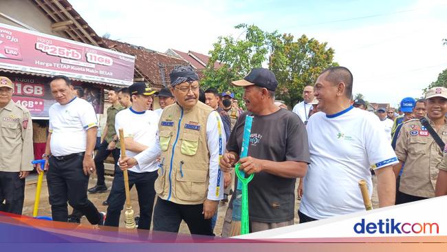 Mensos Awali Peringatan HKSN di Lampung dengan Kerja Bakti Bersama Warga