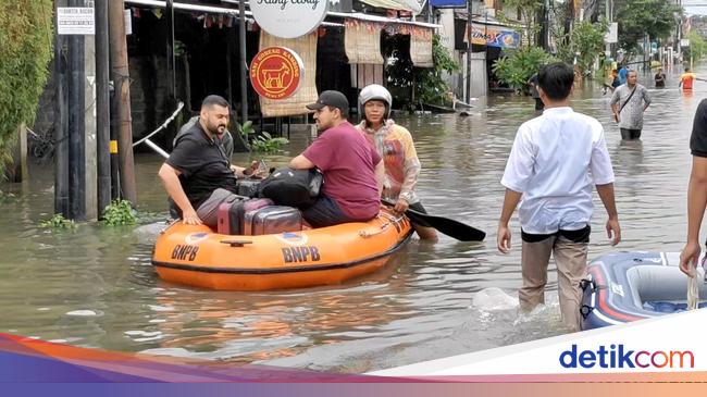 Momen Turis Dievakuasi Pakai Perahu Karet Saat Banjir di Legian Bali