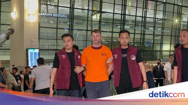 Penampakan Buron Narkoba Ditangkap Polri di Bangkok Saat Tiba di Soetta