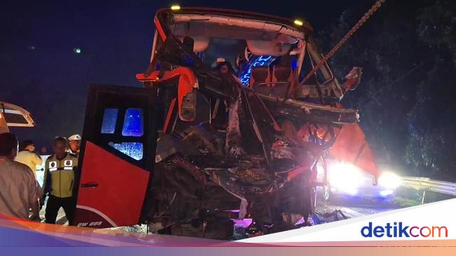 Bus Peziarah Asal Tangerang Tabrak Truk di Tol Cipularang, 2 Orang Tewas