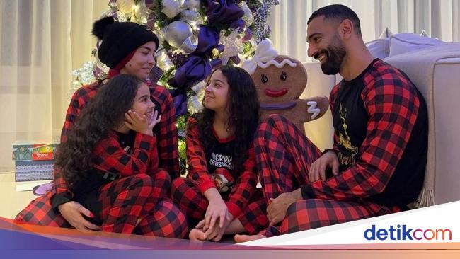 Mohamed Salah’s Christmas Photos Spark Comparison with Karim Benzema