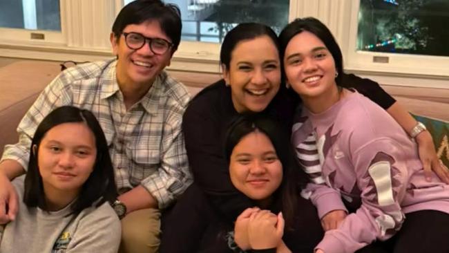 Bikin Kejutan, 5 Potret Haru Shahnaz Haque dan Gilang Ramadhan Kunjungi ...