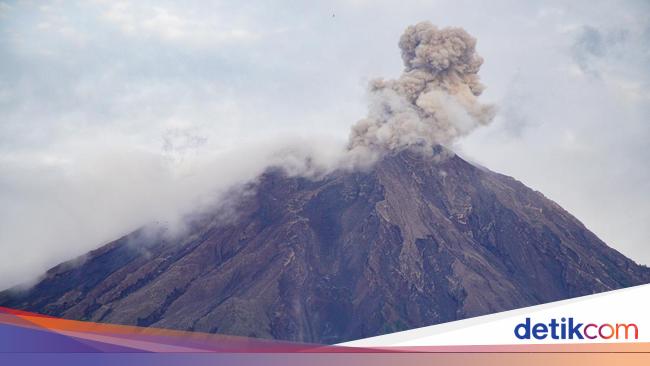 Gunung Semeru Erupsi Malam Ini, Tinggi Letusan Capai 700 Meter