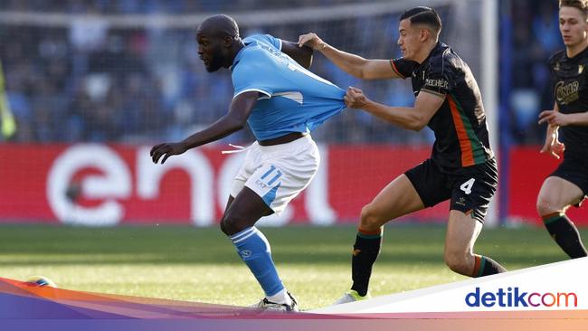 Foto: Momen Sengit Jay Idzes Vs Romelu Lukaku di Laga Napoli Vs Venezia