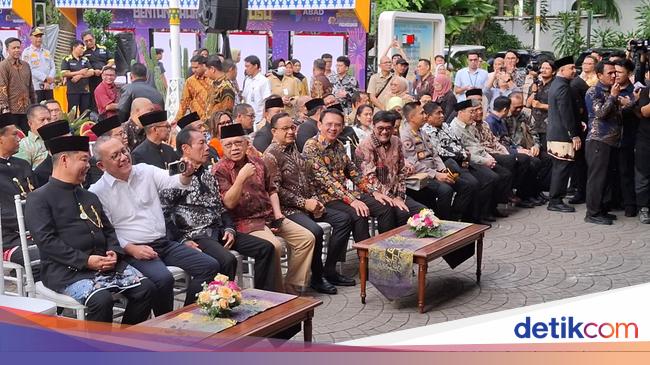 Anies-Ahok Duduk Sebelahan hingga Tertawa Bareng di Agenda Pemprov Jakarta