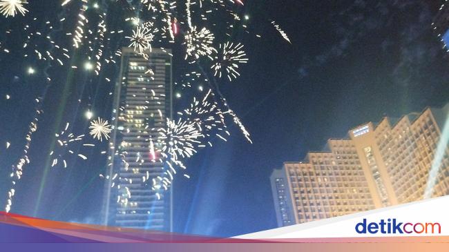 Ribuan Petugas Bersihkan Sampah Sisa Perayaan Tahun Baru di Jakarta