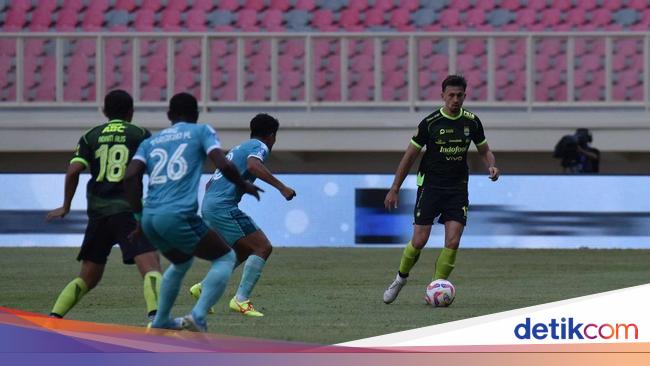 Hasil Liga 1: 10 Pemain Persib Tahan PSBS 1-1