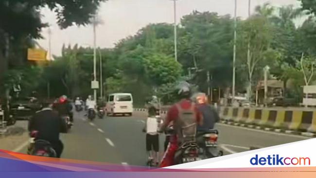 Viral Bocah Main Skuter di Tengah Jalan Jaktim, Pemkot Imbau Ortu Awasi