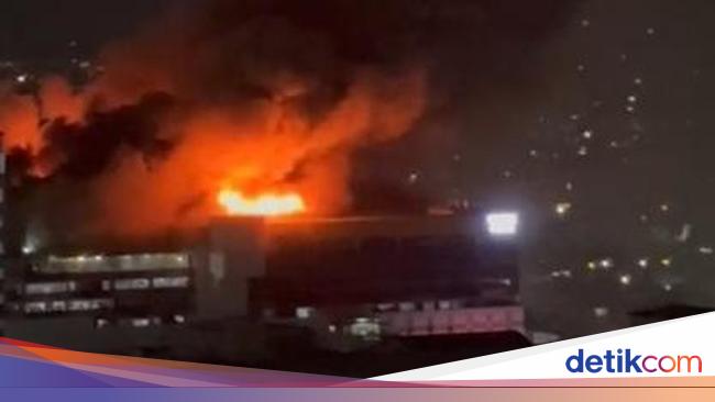 Kebakaran di Glodok Plaza, Asap Hitam Membubung Tinggi