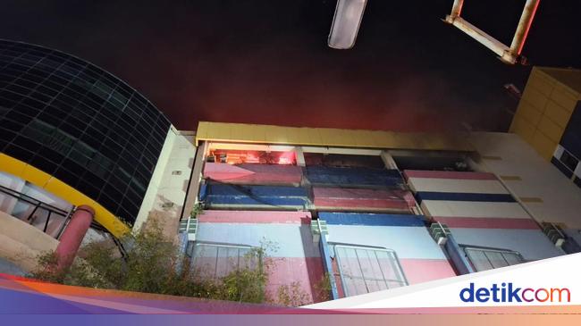 7 Orang Masih Terjebak di Lantai 7 Glodok Plaza yang Terbakar
