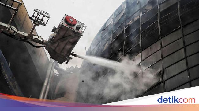 Pencarian Korban Kebakaran Glodok Plaza Terhambat Reruntuhan Gedung