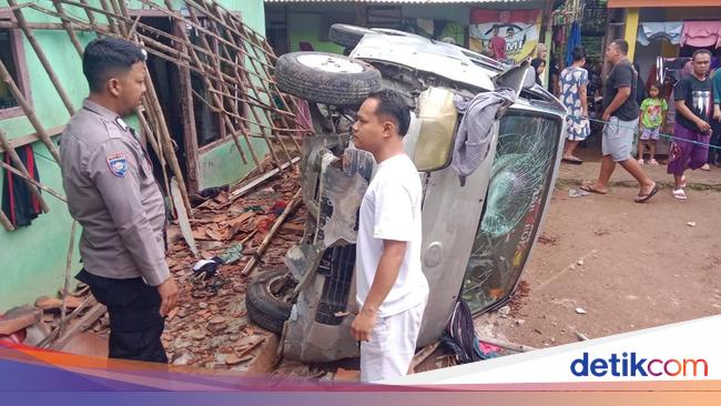 Mobil Terjun dari Tebingan Timpa Rumah di Bogor, Penghuni Tewas