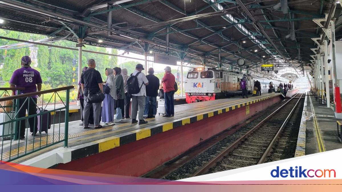Pria Nyelonong Jalur KA Bikin Heboh di Stasiun Maguwo Sleman