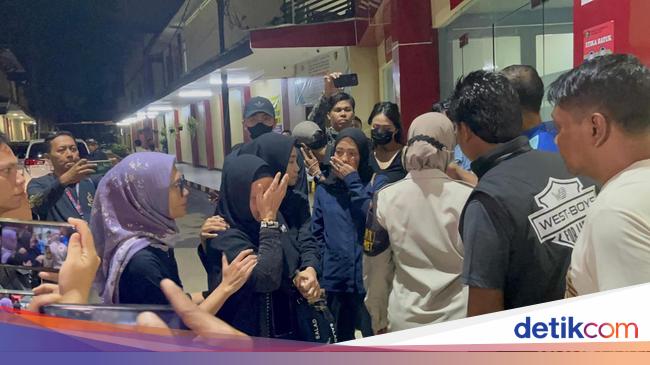 Pecah Tangis Ibunda Osima Yukari saat Tiba di RS Polri