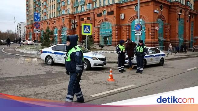 polisi-lalu-lintas-berjaga-di-dekat-lokasi-ledakan-yang-mengguncang-gedung-permukiman-di-moskow-rusia_169