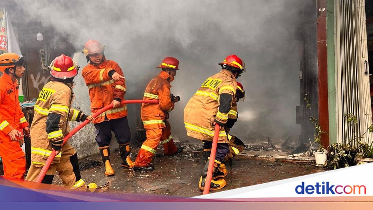 Gudang Ekspedisi di Depok Terbakar hingga Muncul Percikan Bak Pesta Kembang Api