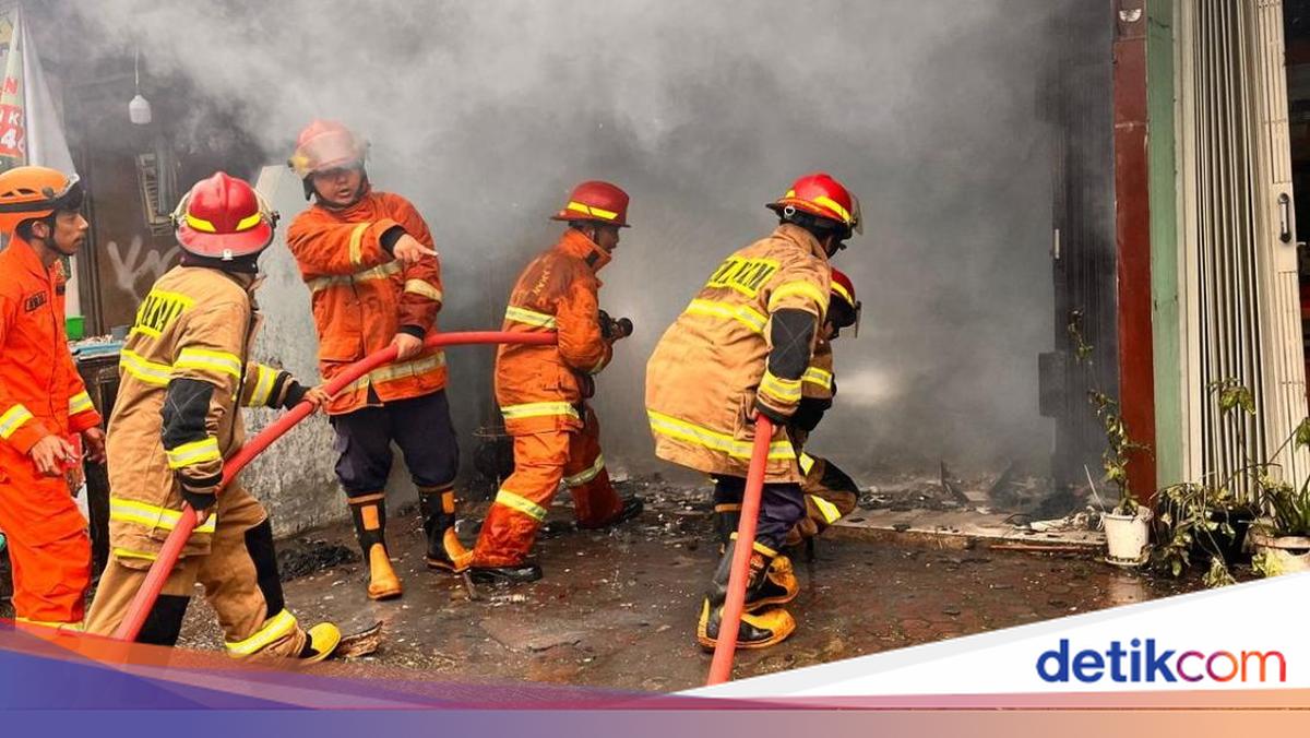 Damkar Jakbar Tangani Kebakaran Gudang Selama 15 Jam