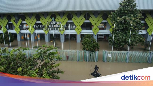 Potret Stadion Patriot Kebanjiran, Laga Persija Vs PSIS Ditunda