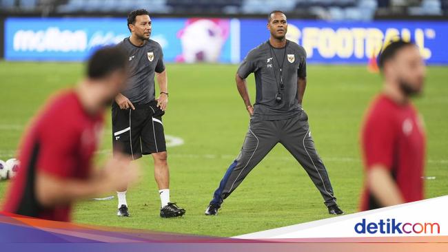 Lihat Lagi Latihan Timnas Indonesia Bareng Kluivert di Australia