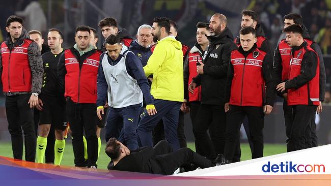 Mourinho’s Odd Move: Mocks Galatasaray Coach